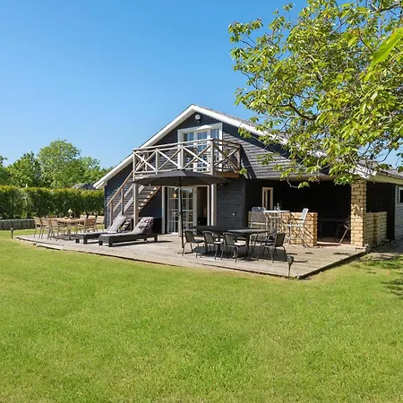 Four-Bedroom Holiday Home Humble With A Fireplace 01 *